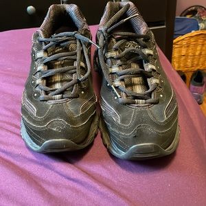 Woman sketchers shoe size 11